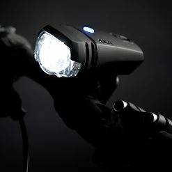 AXA GREENLINE éclairage Avant à Batterie 50 Lux -Pneus et chambres à air Soldes 761B35AE95A84DD529FF1357A6511BBA